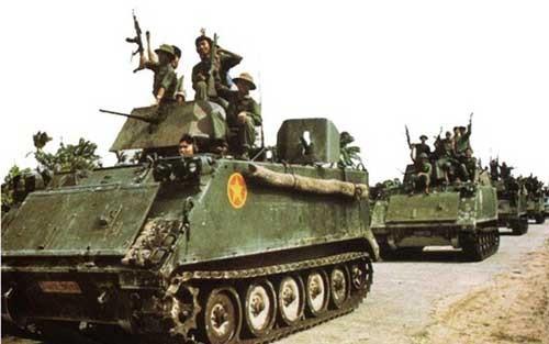 Xe thiết giáp chở quân M-113. Đây là loại xe mà quân đội Việt Nam thu được của quân lực VNCH sau khi giải phóng miền Nam. Một số lượng lớn M-113 đã được quân đội Việt Nam sử dụng trong chiến dịch biên giới Tây Nam góp phần quan trọng vào việc tiêu diệt Khơ-me đỏ.